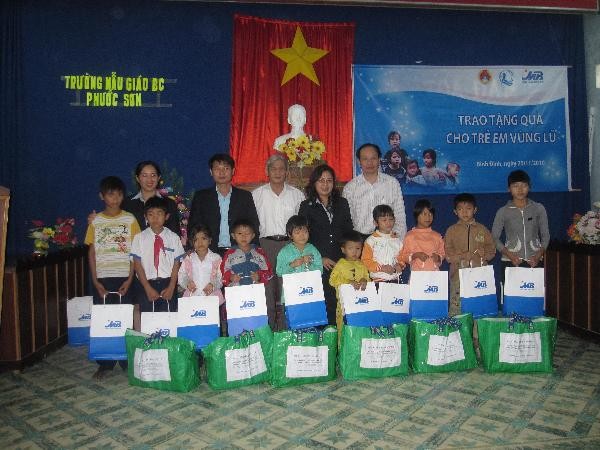 Representatives from the National Fund for Vietnamese Children offer gifts to disable children in flood-hit region. (Photo:nfvc.org) Representatives from the National Fund for Vietnamese Children offer gifts to disable children in flood-hit region. (Photo:nfvc.org)